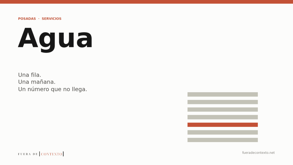 Placa de Fuera de Contexto para la crónica "Agua". Siete barras horizontales apiladas, como los lugares de una fila; una de ellas, en terracota, está en el medio.